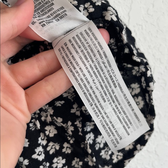 Abercrombie & Fitch Black & White Floral Smocked Blouse - Picture 5 of 6